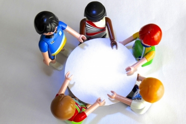 Rondetafel met Playmobil-figuren. Foto: Hedi B. via Pixabay