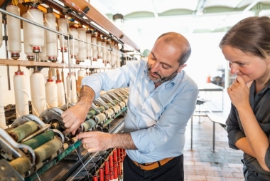 Oktay Sancak geeft zijn kennis over oude schietspoelweefmachines door in het Industriemuseum in Gent © Martin Corlazzoli