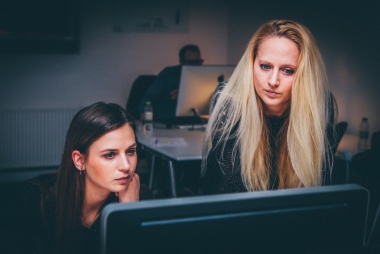 twee mensen achter een computer