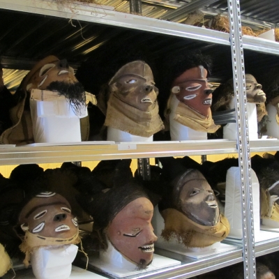 Maskers op een steun uit schuimplaat, museumkarton en tyvek. KMMA Tervuren