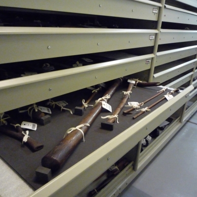 Objecten vastgezet in een lade met ongebleekte katoenen linten. Collectiebeleid Musea en Erfgoed Antwerpen