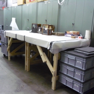 Werktafel op hoogte voor staand werk, afgedekt met bufferend materiaal, werkmateriaal en objecten gescheiden. Foto: Collectiebeleid Musea en Erfgoed Antwerpen