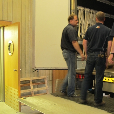 Laad- en loskade met goederenlift: vrachtwagen kan binnenrijden tot aan de lift. Collectiebeleid Musea Stad Antwerpen