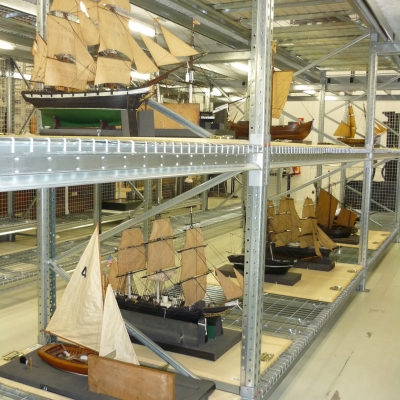 Vaste rekken voor scheepsmodellen op grondplaat. Collectiebeleid Musea Stad Antwerpen 