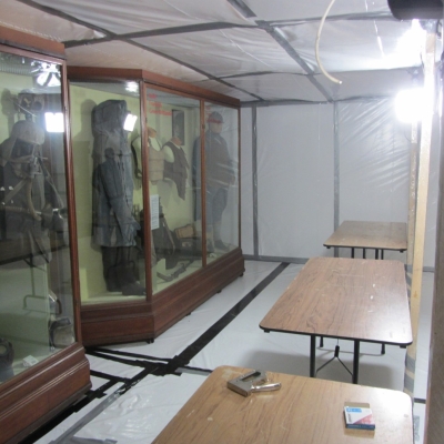 7. De werkruimte in de tent voor aanvang van het project, tussen de oude en nieuwe geplaatste vitrines, © WHI