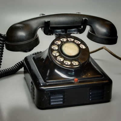 Telefoon uit bakeliet. Foto: Berthold Werner, via Wikimedia Commons, CC BY-SA 3.0.