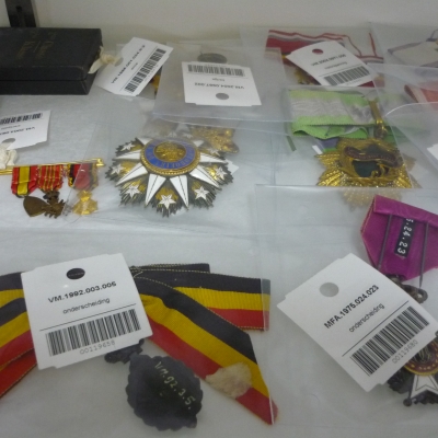 Barcodelabels voor medailles steken los in het transparante zakje. Foto: Musea en Erfgoed Antwerpen