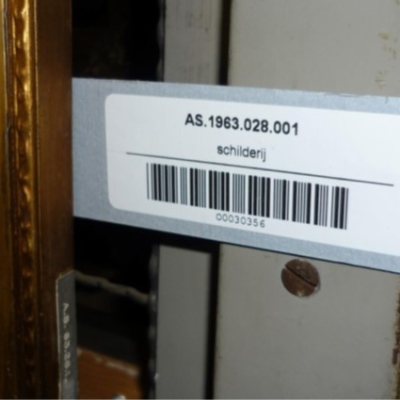 Een barcodelabel bevestigd aan een schilderijlijst: het uitgeklapte label is duidelijk zichtbaar in het depot, maar het kan ook naar achter worden gevouwen, wanneer het object tentoongesteld wordt. Foto: Musea en Erfgoed Antwerpen