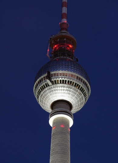 Berliner Fernseheturnm. Leonhard Lenz via Wikimedia Commons, CC BY-SA 4.0