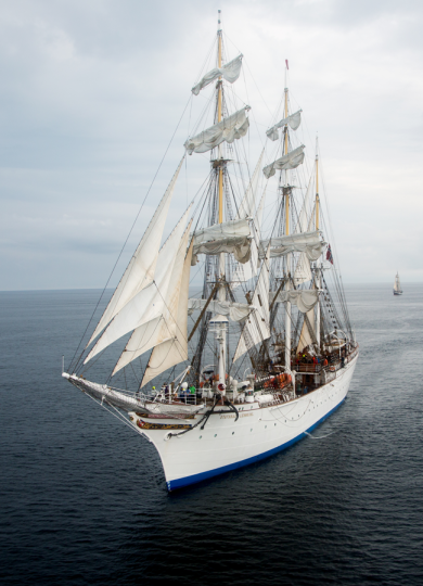 Luchtfoto van de Statsraad Lehmkuhl op zee © Visit Bergen / Eivind Senneset – visitBergen.com