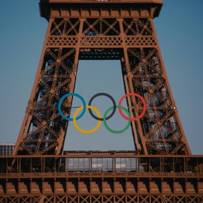 Olympische ringen op de Eifeltoren - Foto Bo Zhang on Unsplash