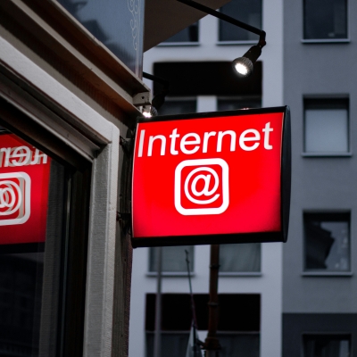 Neon opschrift 'Internet'. Foto: Leon Seibert via Unsplash