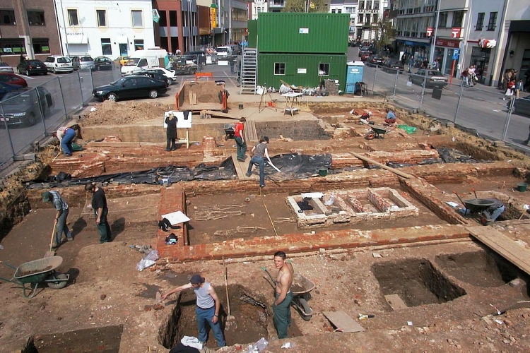 Archeologische opgraving aan de Hopmarkt in Aalst. Hans Denis via Wikimedia Commons, CC BY 4.0.