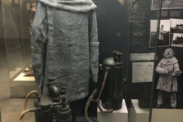 Dit beschermingspak voor de bediening van een vlammenwerper maakt deel uit van de collectie van het War Heritage Institute en wordt tentoongesteld in een speciale vitrine. Foto: ETWIE