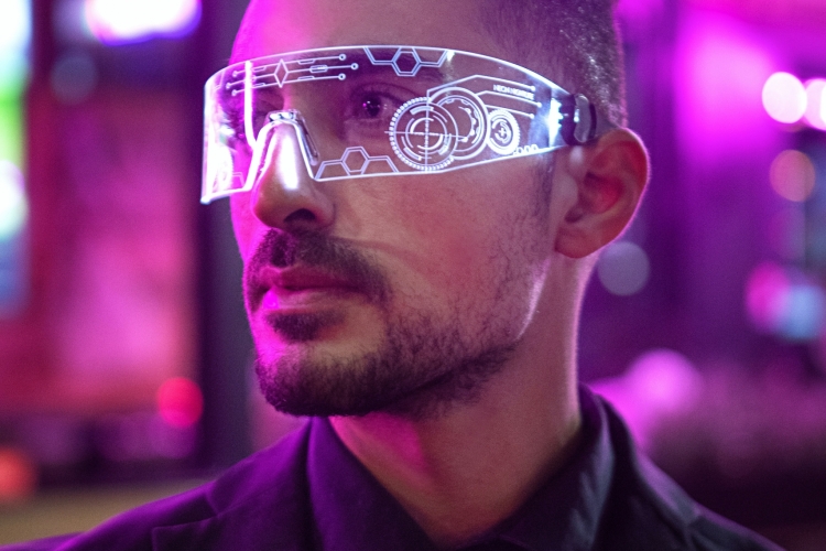 Man met futuristische bril. Foto: Ameer Basheer via Unsplash