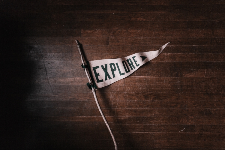 Witte vlag 'Explore', Andrew Neel via Unsplash