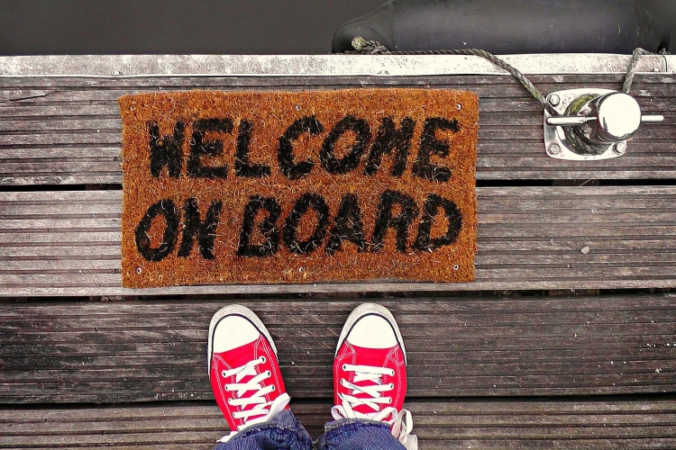 Welcome on board!  Foto: Mabel Amber, who will one day via Pixabay