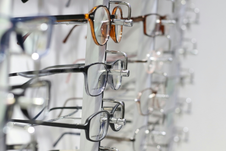 Verzameling brillen bij een opticien. Foto: Harpreet Singh via Unsplash