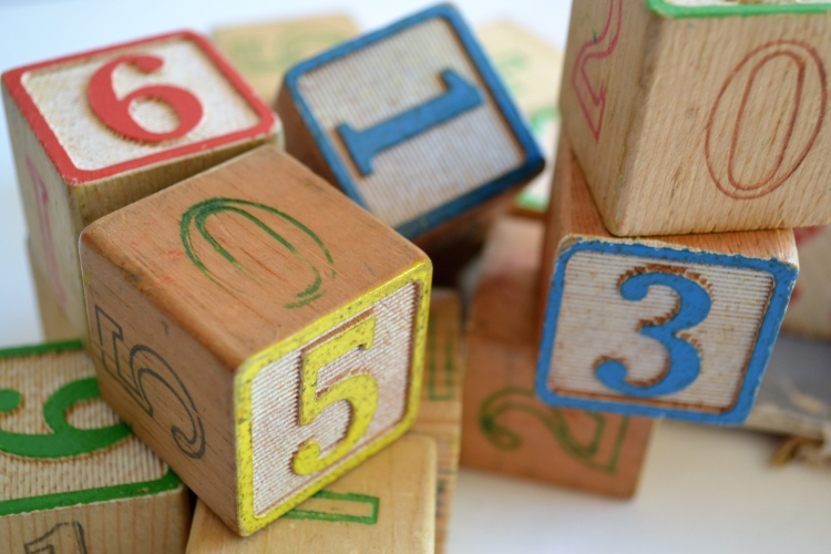 Bruine speelgoedblokken met cijfers. Foto: Susan Holt Simpson via Unsplash