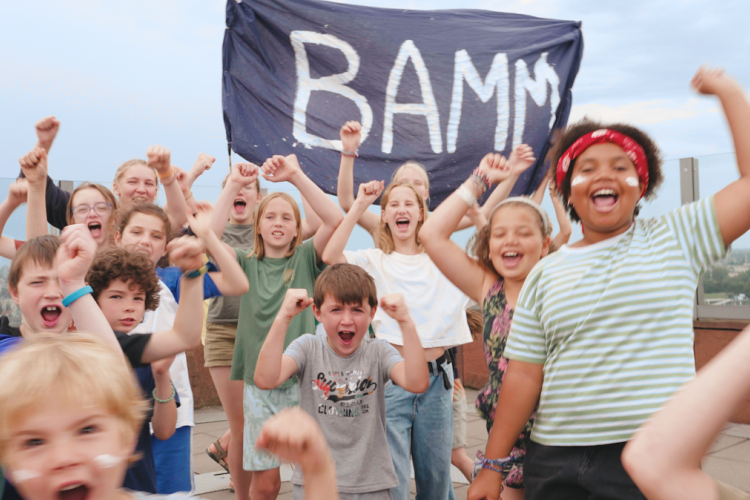 Een groep kinderen voor het opschrift 'Bamm!'. Foto: Bamm!