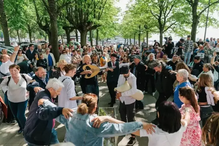 De Bouzoukivaart werd opgewacht door muzikanten en Griekse dansers © Jeroen Broeckx