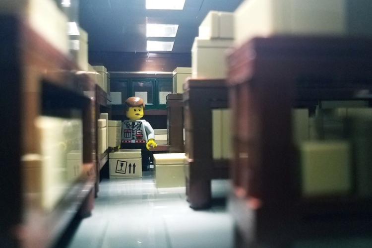 Legoman in de weer met verhuisdozen in een magazijn. Foto: Alex Eylar, via Flickr, CC-BY-NC-SA 2.0