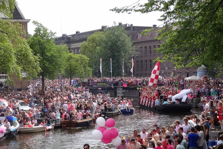 Foto: Amsterdam Gay Pride 2015. Ronn via Wikimedia Commons, CC BY-SA 4.0