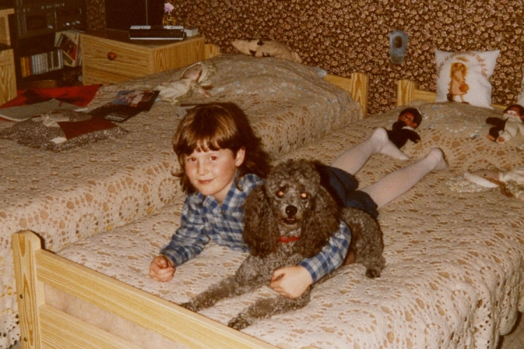Meisje met hond Flokie op bed, 1983 via Huis van Alijn