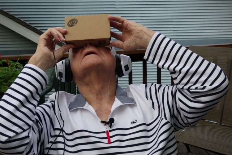 Oudere man met VR