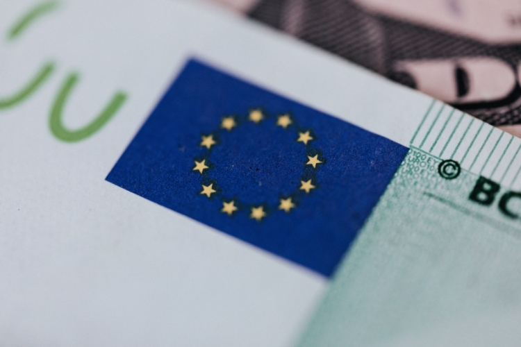 Europese vlag op eurobiljet. Foto: Karolina Grabowska via pexels