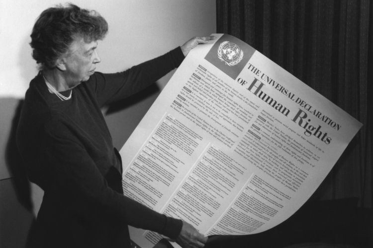 Eleanor Roosevelt presenteert de (Engelstalige versie) van de Verklaring van de Rechten van Mens, in New York. Publiek domein via FDR Presidential Library & Museum 