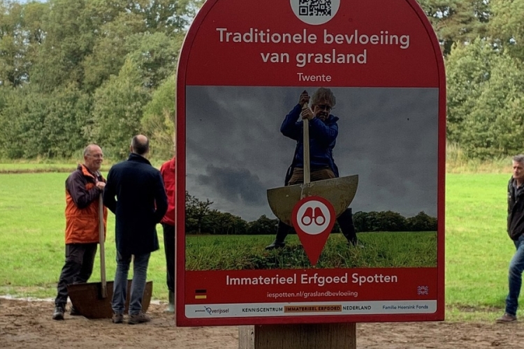 Grasland bevloeiingslocatie (vloeiweide) rond de Buurserbeek bij landgoed het Lankheet nabij Haaksbergen Twente. Nederlandse Unesco Commissie (Lisanne Bedeaux) via Wikimedia Commons, CC BY-SA 4.0