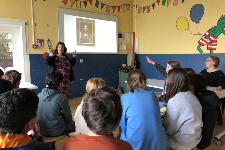 Louise Decq van het KIK deelt haar kennis en betrekt de leerlingen van het 6de leerjaar in De Regenboog in Kessel-Lo bij enkele experimenten met pigment © FARO