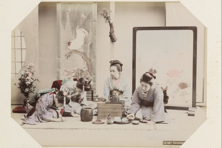 Vier Japanse vrouwen tijdens theeceremonie, anoniem, ca. 1870 - ca. 1900 via Rijksstudio, publiek domein