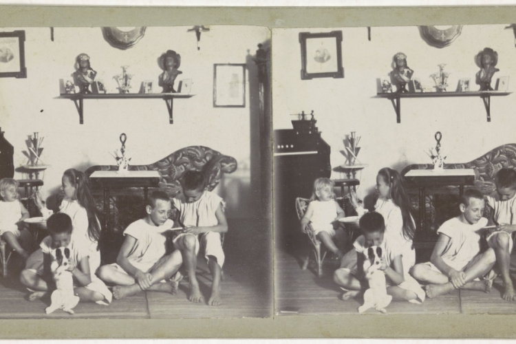 Vijf kinderen in een huiskamer, anoniem, ca. 1904 - ca. 1907. Publiek domein via Rijksstudio