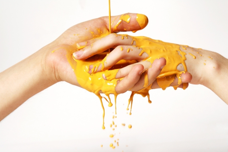 Handen met gele kleur. Foto: Ivan Drokonov via Pixabay