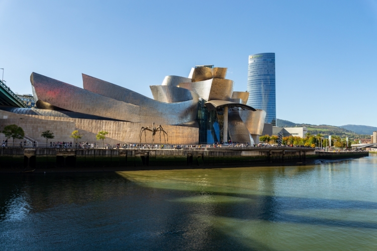 Zicht op het Guggenheim museum in Bilbao, Spanje (Baskenland). Foto: David Vives, via Unsplash.