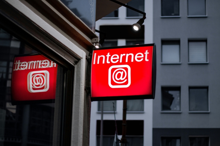 Neon opschrift 'Internet'. Foto: Leon Seibert via Unsplash