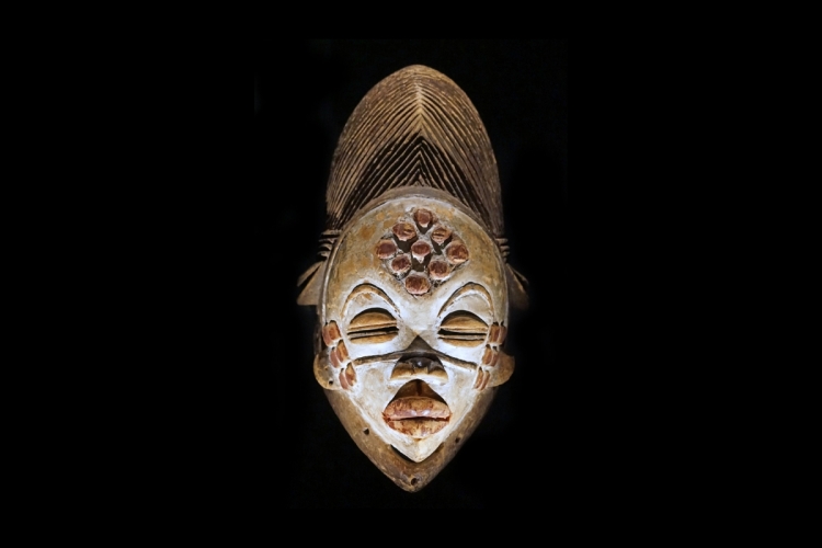Masker Punu Tsengi in de collectie Musée du quai Branly