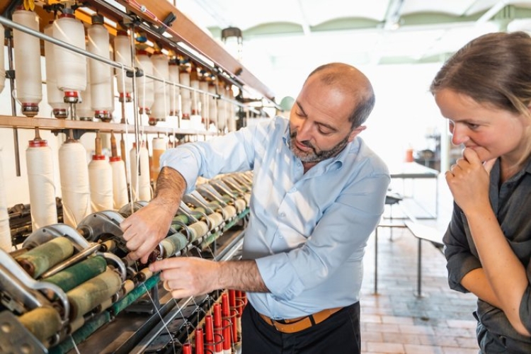 Oktay Sancak geeft zijn kennis over oude schietspoelweefmachines door in het Industriemuseum in Gent © Martin Corlazzoli