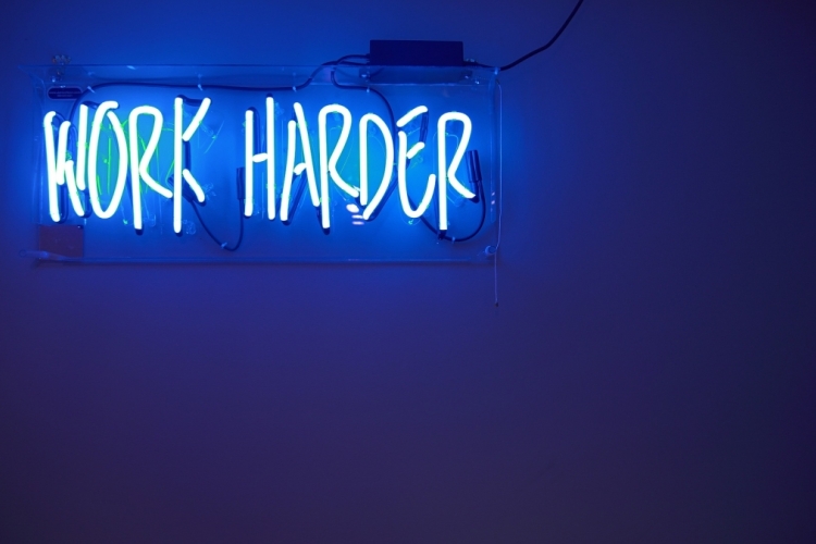 Work Harder. Foto: Pexels via Pixabay