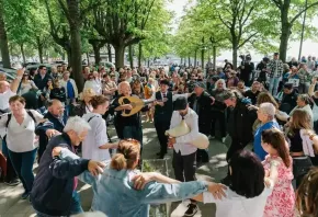 De Bouzoukivaart werd opgewacht door muzikanten en Griekse dansers © Jeroen Broeckx