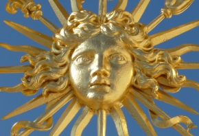 Een decoratief element uit het paleis van Versailles, bigup21, CC BY 3.0 <https://creativecommons.org/licenses/by/3.0>, via Wikimedia Commons 