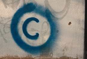 Graffiti van copyright-symbool. Foto: Old Photo Profile via Flickr.com, CC BY 2.0