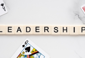 Woord 'leadership' in scrabble letters. Foto: Mango Matter via Pixabay