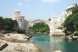 Stari Most, de 'oude brug' over de rivier de Neretva in Mostar, Bosnië en Herzegovina via Wikipedia Commons, CC BY-SA 2.5 DEED