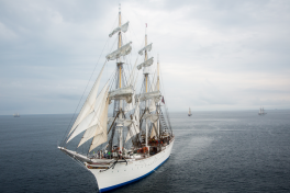 Luchtfoto van de Statsraad Lehmkuhl op zee © Visit Bergen / Eivind Senneset – visitBergen.com