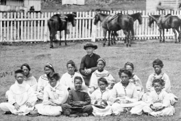 Pater Damiaan met het Kalawao meisjeskoor van Kalaupapa, Molokai, circa 1878. Henry L. Chase via Wikimedia Commons, publiek domein.