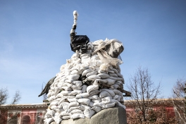 Bescherming van het monument voor Petro Sahaidachny in Kiev tijdens de Russische invasie van Oekraïne. Kyiv City State Administration, Oleksiі Samsonov via Wikimedia Commons, CC BY 4.0