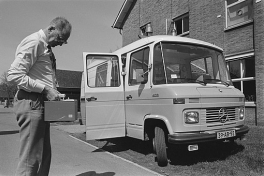 Een medewerker van het Nederlandse Rijksinstituut voor Volksgezondheid en Milieu bij een onderzoeksauto, 1986. Foto: Rob Croes, Nationaal Archief / Anefo via Wikimedia Commons, CC0 1.0